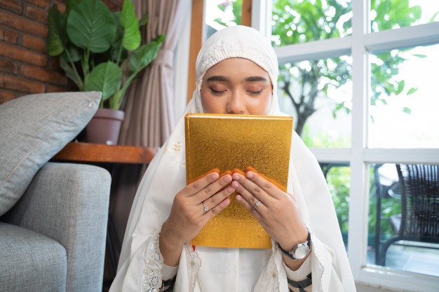 Mencium Al-Quran Setelah Membacanya: Perlu atau Tidak?